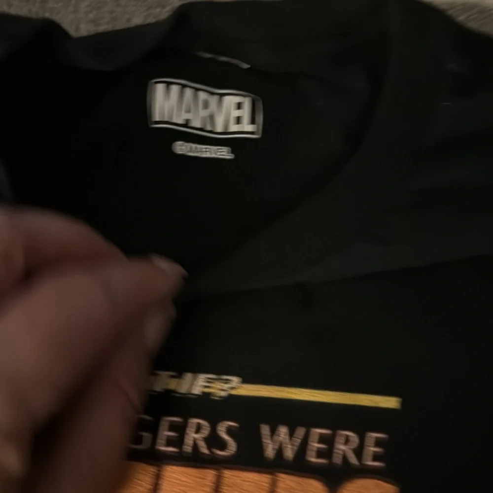 Marvel Avengers youth T shirt black size M
